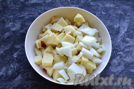 Лук и картошку очистить, а затем нарезать средними кубиками и выложить к тыкве.