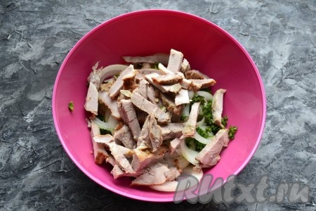 К луку и зелени добавить нарезанную брусочками остывшую варёную свинину.
