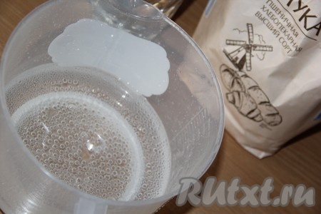 Газированную минеральную воду влить в миску (или в чашу для взбивания).