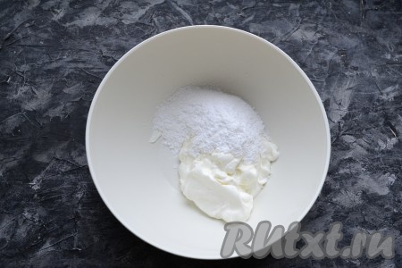 Для приготовления крема для покрытия верхнего коржа и боков нужно смешать миксером на низких оборотах 100 грамм сметаны жирностью не менее 20% с сахарной пудрой.
