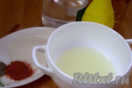 Для приготовления маринада в миску влить воду, лимонный сок, уксус, соль, сахар, универсальную приправу для шашлыка, растительное масло, чёрный молотый перец.
