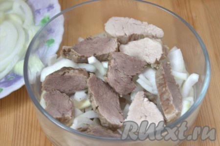 Остывшую свинину нарезать на кружочки толщиной, примерно, 1,5-2 сантиметра. В миску выложить слой лука, затем выложить слой отварного мяса. Далее, чередуя, выложить весь лук и свинину.
