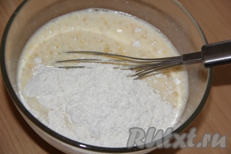 Добавить соль, всыпать половину муки, перемешать блинное тесто венчиком. 