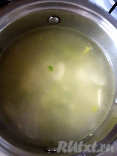 Влить в кастрюлю с обжаренными овощами горячий бульон (или кипячёную воду), довести до кипения.
