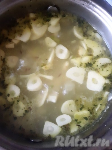 Добавить в кипящий суп картофель, посолить и поперчить по вкусу, довести суп до кипения. Добавить тмин и сушёную зелень орегано.
