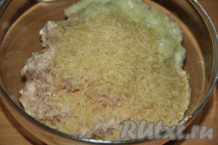 Затем всыпать сухой рис (отваривать предварительно рис не нужно).
