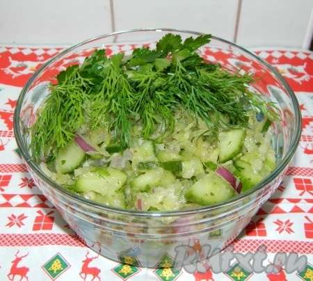 Перед подачей добавляем в салат заправку. Можно украсить веточками зелени. Этот салат из зелёной редьки и огурца готовится просто, из доступных продуктов, а получается вкусным и полезным.