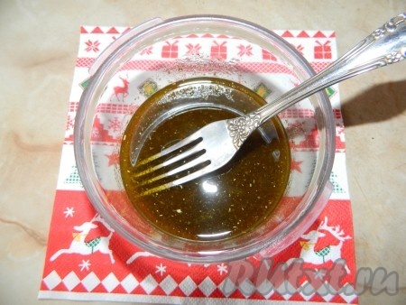 Готовим заправку для салата из зеленой редьки с огурцом. 1 чайную ложку уксуса смешиваем с 5 столовыми ложками оливкового масла, добавляем соль и перец по вкусу.