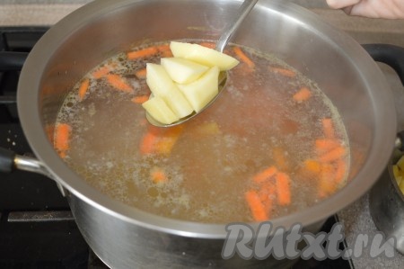 Затем в суп добавить нарезанную картошку, варить минут 10-15.