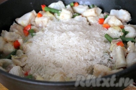 Добавить рис к рыбе и овощам.
