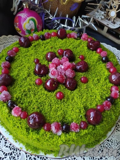 Украшенный торт "Лесной мох"
