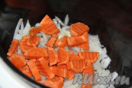 Морковь почистить, нарезать полукружочками (или кружочками), выложить в чашу и обжарить с луком, помешивая и не закрывая крышку, в течение 5 минут.
