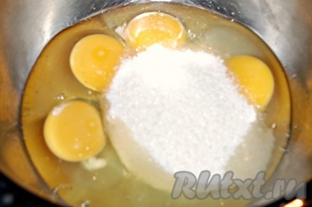 В миске разболтать яйца с сахаром.