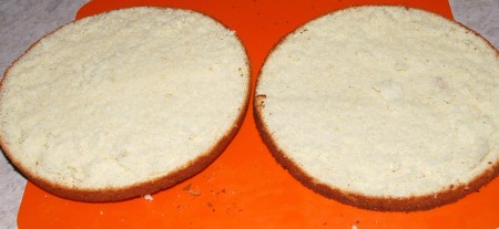 Остывший бисквит разрезать на два коржа.