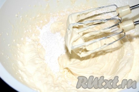 Для крема взять маскарпоне, сливки и сахарную пудру. Соединить их вместе и взбить до пышной массы.