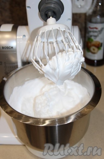 Сливки перед взбиванием хорошо охладить, можно и венчик положить в морозилку на 30 минут. Сливки взбить миксером в течение, примерно, 7 минут, затем постепенно добавлять сахарную пудру и взбивать до стойких пиков.
