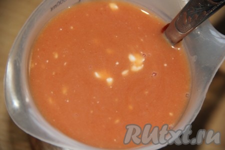 К томатно-сметанной смеси добавить воду и соль, перемешать венчиком (или вилкой) и соус готов.

