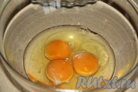 Теперь подготовим тесто, для этого в глубокую миску нужно вбить яйца и добавить соль.
