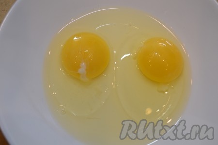 Для приготовления яичного кляра нужно в достаточно глубокую тарелку вбить два яйца.
