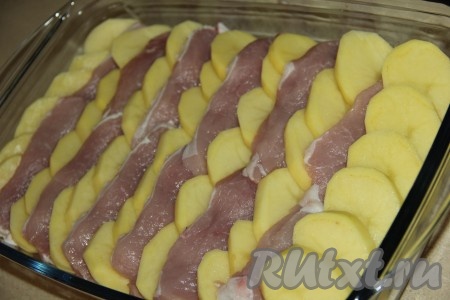 В жаропрочную форму выложить рядами картофель и свинину, чередуя ряды, посолить по вкусу.