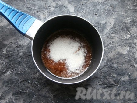 Поместить посуду с сахаром на небольшой огонь и дать сахару расплавиться. Сахар не перемешивать до тех пор, пока большая его часть не расплавится. Огонь должен быть небольшим, чтобы карамель не подгорела и не стала горчить. Для расплавления сахара может понадобиться 5-7 минут.