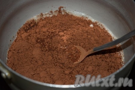 К сливкам с шоколадом добавляем какао и хорошо перешиваем, отправляем нашу кастрюльку на медленный огонь и, непрерывно помешивая, растворяем в сливках шоколад и какао до тех пор, пока масса не превратится в однородную шоколадную помадку. Массу не кипятим, как только все ингредиенты смешались, снимаем шоколадную помадку с огня и даём немного остыть.
