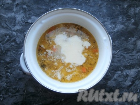 Когда картошка сварится (станет мягкой), заправить этим соусом суп, перемешать, дать закипеть на среднем огне.

