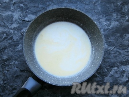 Влить тёплое молоко, быстро перемешать, чтобы получился однородная, без комочков смесь.

