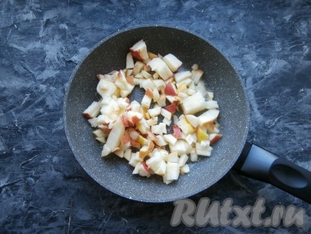 Для приготовления яблочной начинки очистить яблоки от семян, нарезать маленькими кубиками. Сковороду разогреть со сливочным маслом, выложить яблоки.