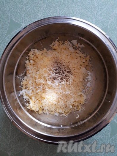 Сыр также натереть на мелкой тёрке, добавить к яйцам. По вкусу положить соль, чёрный молотый перец и специи (у меня орегано).
