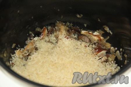 Всыпать предварительно промытый рис.
