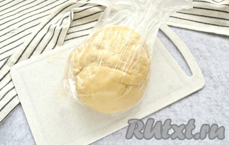 Готовое тесто на желтках для пирога положить в целлофановый мешок и убрать на полку холодильника на 30 минут.
