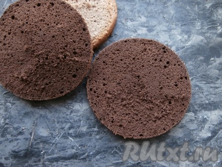 Отлежавшийся в холодильнике тёмный шоколадный бисквит разрезать горизонтально на 2 части. В итоге вместе с более светлым шоколадным бисквитом получатся 3 коржа.
