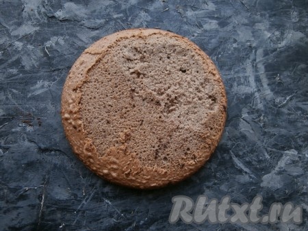 Достаточно светлый шоколадный бисквит извлечь из формы, остудить. Срезать верхушку, этот бисквит при сборке торта будет по середине.
