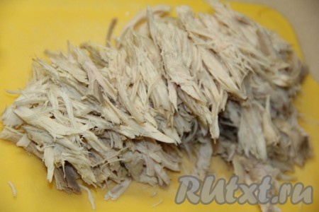 Куриное филе предварительно сварить (на варку потребуется минут 25-30 с начала кипения воды) и остудить. Порвать остывшее куриное мясо на волокна.