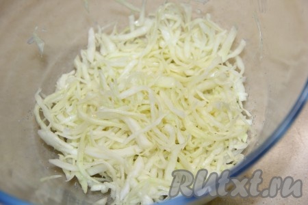 К капусте добавить соль и хорошо помять руками, чтобы капустка стала более нежной и сочной.
