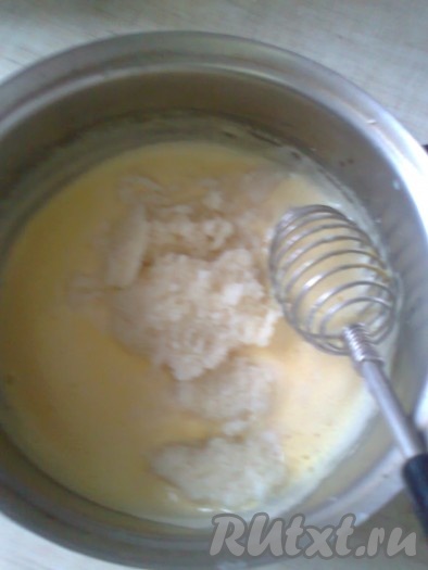 Затем молочно-желтковую массу поставить на плиту и, помешивая, довести до кипения, пока не появятся пузырьки. Снять с огня. К горячей смеси добавить набухший желатин.
