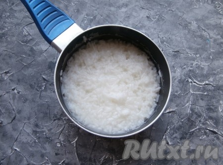 После закипания воды варить на небольшом огне 20-25 минут. Рис должен полностью свариться, но при этом рисинки должны быть не разваренными. Готовый рис промыть горячей водой, дать стечь лишней воде.
