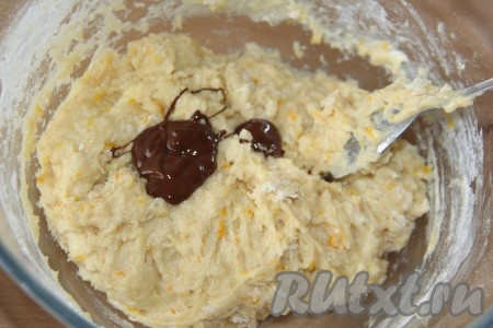 Небольшими порциями добавлять растопленный шоколад в тесто.
