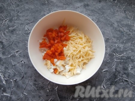 Добавить сюда же нарезанную кубиками варёную морковь и натёртый на крупной тёрке сыр.
