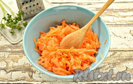 Очистить сырую морковку, натереть её крупно, выложить в миску. Кстати, я использовала обычную тёрку, подойдёт также тёрка для моркови по-корейски.
