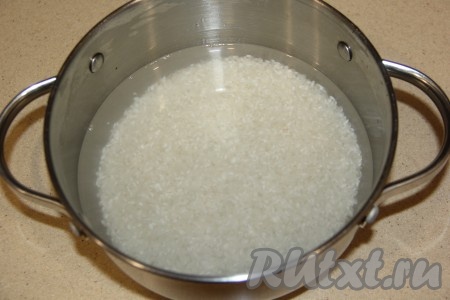 Рис для суши хорошо промыть, дождаться, чтобы стекла лишняя жидкость, переложить в кастрюлю, залить чистой холодной водой из расчёта 1:2 (то есть 250 грамм риса нужно будет залить 500 мл воды), оставить на 30 минут. За это время рис побелеет.
