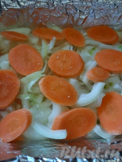 Затем на лук выложить морковь и немного посолить.

