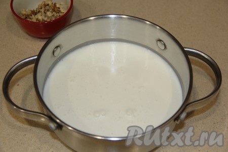 В кастрюлю с творогом влить молоко, добавить соль и соду, перемешать. 