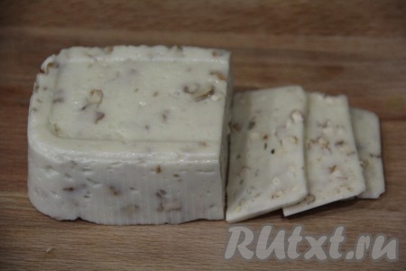 Нарезать ореховый сыр на тонкие ломтики.