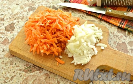 Очистить морковь и репчатый лук. В чашу мультиварки влить растительное масло. Включить программу «Жарка». Натёртую на крупной тёрке морковку и лук, нарезанный небольшими кусочками, выложить в чашу мультиварки, обжаривать, не закрывая крышку, иногда перемешивая, в течение 5 минут.