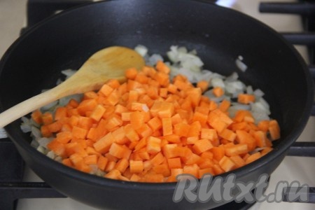 К луку добавить морковку, нарезанную на кубики, и обжаривать овощи в течение 15 минут, периодически помешивая, затем, сняв с огня, остудить.