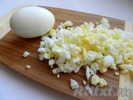 Яйца отварить, очистить и нарезать мелко.