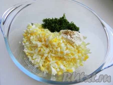 Смешать яйца, укроп, добавить сметану, соль и перец.