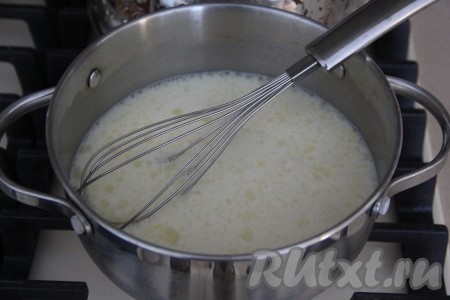Прежде всего надо приготовить заварной крем, чтобы он остыл. Масло для крема должно быть мягким, поэтом достать его из холодильника нужно заранее. В кастрюле (лучше всего подойдёт кастрюля с антипригарным покрытием или толстостенная) нужно соединить молоко, муку, яйца, сахар, ванильный сахар, перемешать венчиком и поставить на огонь. Варить заварной крем при постоянном помешивании на среднем огне. Как только крем закипит, он постепенно начнёт загустевать. Не переставая помешивать, проварить его минут 5. Снять кастрюлю с кремом с огня, добавить мягкое масло, перемешать до однородности. Оставить заварной крем остывать.